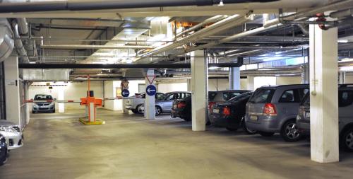 un garaje lleno de muchos coches aparcados en Hotel Lycium Debrecen, en Debrecen
