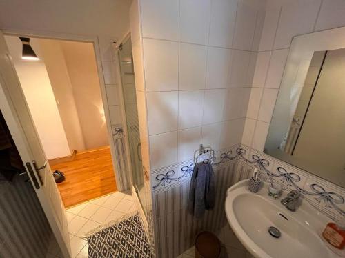 Photo de la galerie de l'établissement Grande maison avec jardin vu sur la rance, à Saint-Père