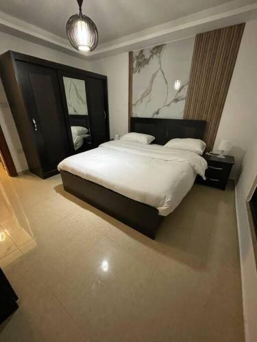 1 dormitorio con 1 cama grande en una habitación en apartment 60m 1bedroom for rent3 en Umm Uthainah