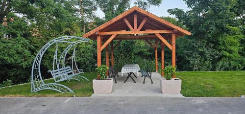 Κήπος έξω από το Lux Apartmani Novi Park