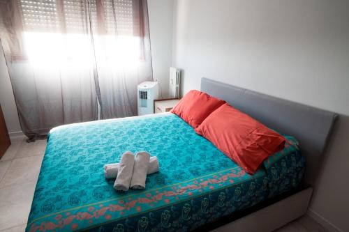 1 dormitorio con 1 cama con 2 toallas en Affittacamere Ortensia, en Lodi