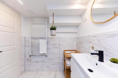 a bathroom with a sink and a shower at KIRÁLY DOWNTOWN APARTMENT in Budapest