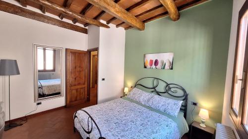 een slaapkamer met een bed in een kamer met een raam bij Casa Mojito in Florence