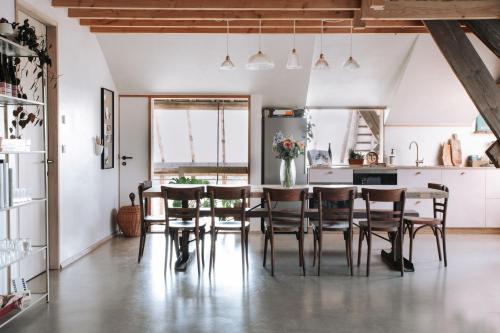 - une cuisine et une salle à manger avec une table et des chaises dans l'établissement Pañ boetiek BnB, à Zele