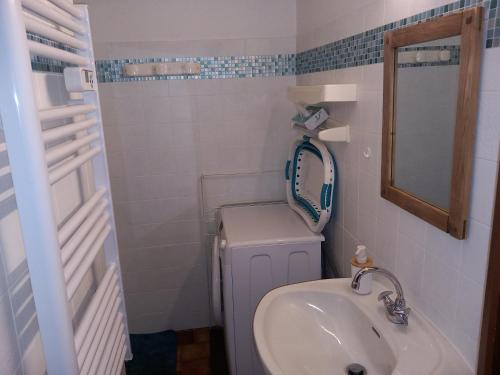 bagno con lavandino e specchio di Appartement chalet en plein centre des Saisies a Hauteluce