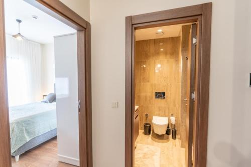 een badkamer met een glazen deur naar een slaapkamer bij Peaceful And Private Escape 1-bedroom Apt in Istanbul