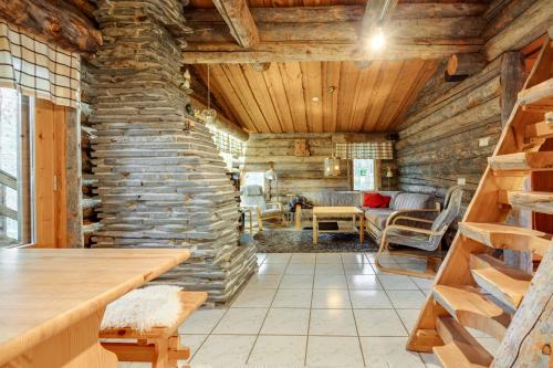 a room with a stone wall with a table and chairs at Kelohonkahuoneisto Käkriäinen B in Kemijärvi