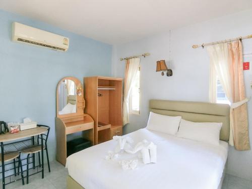 Ban Thung Sam SaoにあるAURA Park Resortのベッドルーム1室(白いベッド1台、デスク、椅子付)
