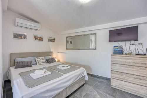 Postel nebo postele na pokoji v ubytování Honeymoon Suite Črni Kal - Happy Rentals