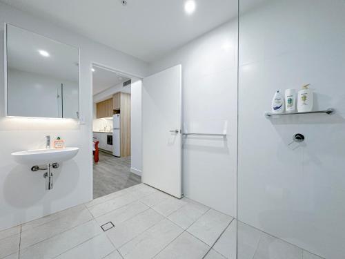 Bilik mandi di Burwood Studios at St Luke Square