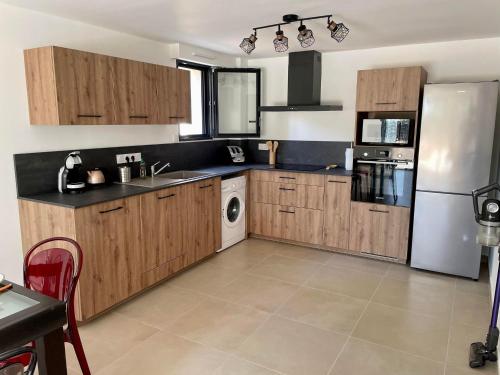 une cuisine avec des armoires en bois et un réfrigérateur blanc dans l'établissement Casa Di Lucianu, à Casaglione