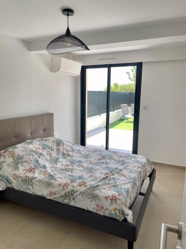 une chambre avec un lit et une grande fenêtre dans l'établissement Casa Di Lucianu, à Casaglione