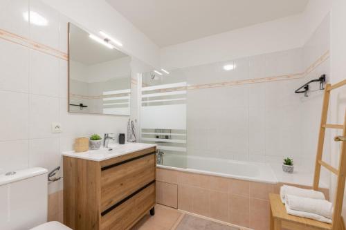 une salle de bain avec une baignoire, un lavabo et des toilettes dans l'établissement BIG BEN Near Disneyland Paris - Fairytale Factory, à Bussy-Saint-Georges