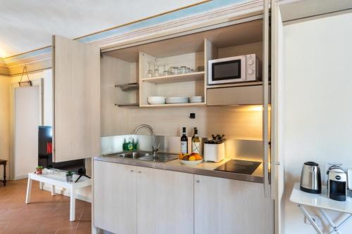 O bucătărie sau chicinetă la Borgo Alfieri - Elegant suites with stunning view