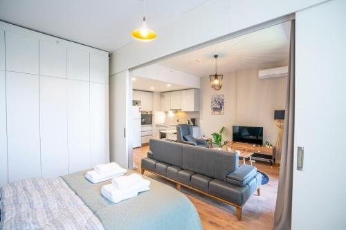 een slaapkamer met een bank en een woonkamer bij Stylish City Getaway - Immerse Yourself In Luxury in Istanbul