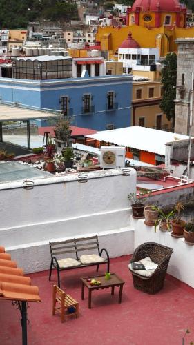 a bench and a table on top of a building at Loft familial cosy in Guanajuato