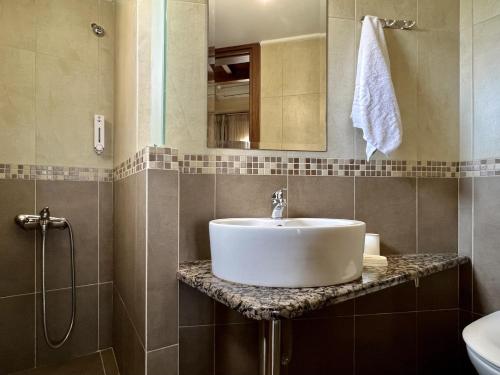 bagno con lavandino bianco e doccia di Villa Avra Vrisses Crete ad Alíkambos