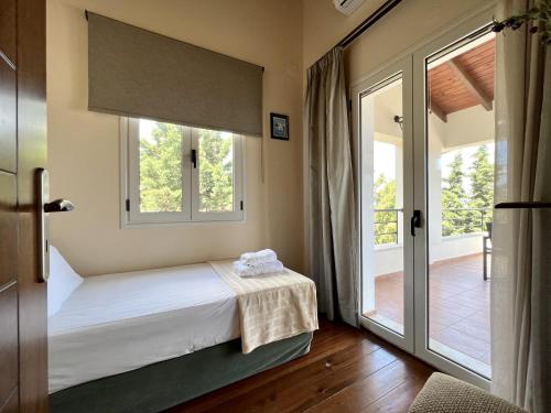 Кровать или кровати в номере Villa Avra Vrisses Crete