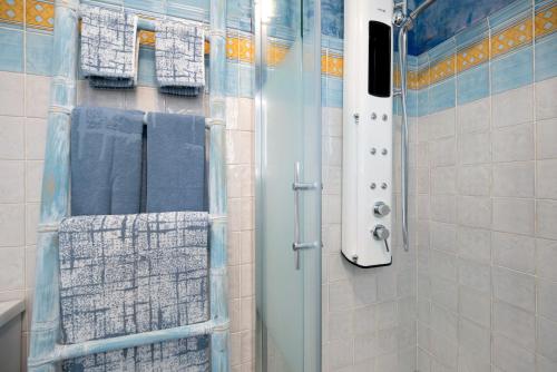 a bathroom with a shower with towels in it at Casa Anna in Novo Sancti Petri