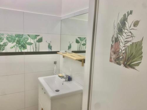 uma casa de banho branca com um lavatório e um espelho em Top location single by Bahnhof Meidling em Viena