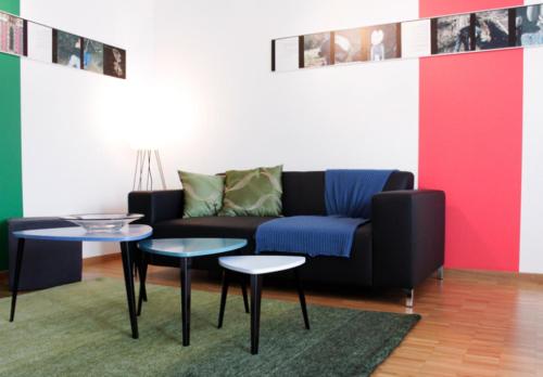 een woonkamer met een bank en 2 tafels bij Nest - Lauriedstrasse 1 in Zug