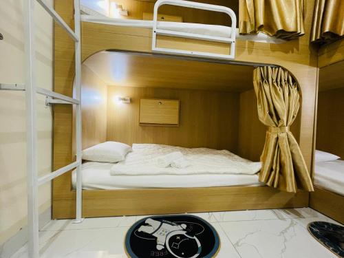 Un dormitorio con una litera con una cámara. en Basic Guest House Hải Phòng en Hai Phong