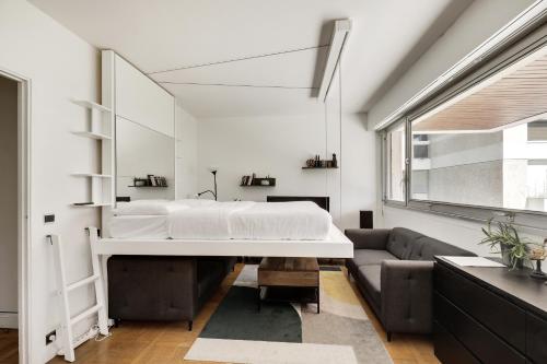 um quarto com uma cama e um sofá em Le Nid- Garches em Garches