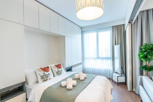 - une chambre avec un lit et 2 serviettes dans l'établissement Stylish City Living - Your Urban Charm, à Istanbul
