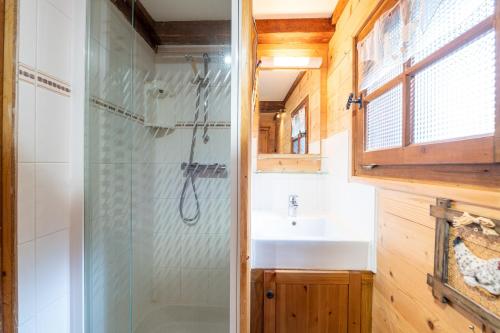 bagno con doccia e lavandino di Chalet du Brey - Avec terrasse et jardin a Saint-Gervais-les-Bains