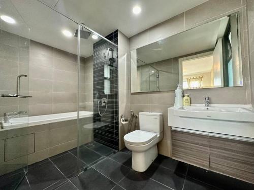 La salle de bains est pourvue de toilettes, d'un lavabo et d'une douche. dans l'établissement Teega 8 pax Luxury Family suite by Our Stay, à Nusajaya