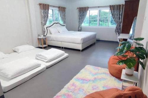 1 Schlafzimmer mit 2 Betten und einem Teppich in der Unterkunft กิติ์ชาวิว วิลล่า in Ban Nang Lae