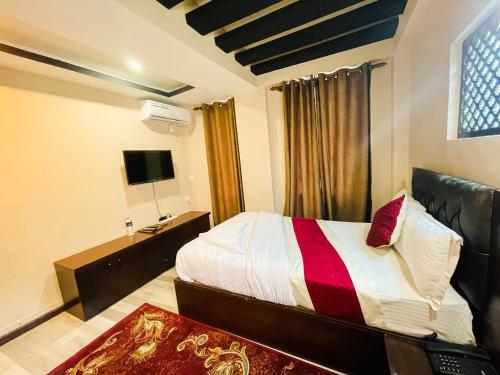 una camera d'albergo con un letto e una televisione di Hotel Lotus Grand Pvt Ltd a Kathmandu
