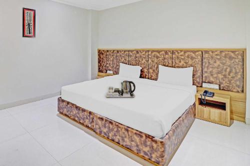 a bedroom with a large white bed with a sink at Townhouse Sulit in Tājganj