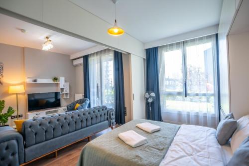 Dormitorio con sofá, cama y TV en Stylish 1-bdr Apt - Your Home Away From Home, en Estambul
