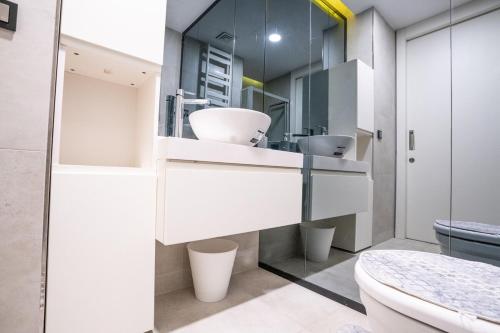 - Baño con 2 lavabos y aseo en Stylish 1-bdr Apt - Your Home Away From Home, en Estambul