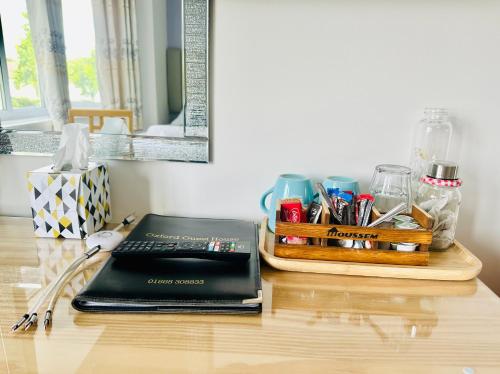 einen Schreibtisch mit einem Laptop auf dem Tisch in der Unterkunft Oxford Guest House in Oxford