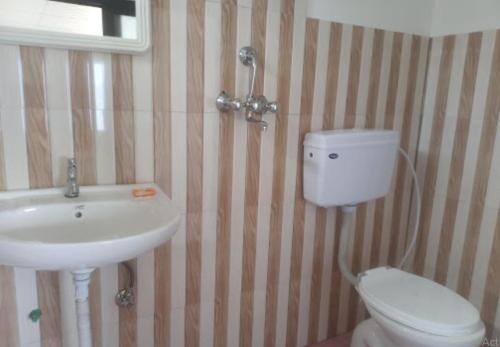 A bathroom at Juma Danda Lodge