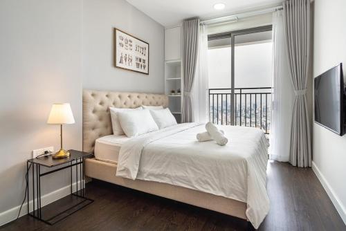 een slaapkamer met een groot bed en een raam bij Best View River - River Gate Apartment in Ho Chi Minh-stad