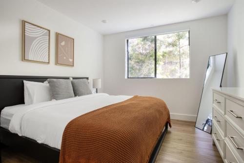 a bedroom with a large bed and a window at Mid-Wilshire 2br w roof terrace nr shopping LAX-1121 in Los Angeles