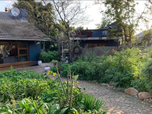 un jardín frente a una casa en Kriluki Accommodation en Stellenbosch