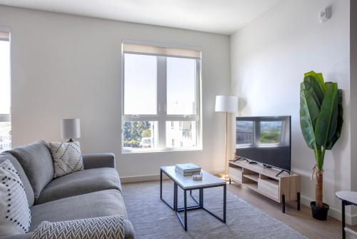 Hollywood 2br w sundeck pool nr hiking trails LAX-1113