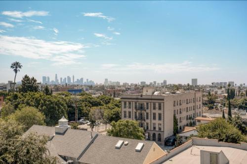Hollywood 2br w sundeck pool nr hiking trails LAX-1113