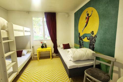ニュブルーにあるOrrefors Vandrarhemの小さな客室で、二段ベッド1組と二段ベッド1組が備わります。