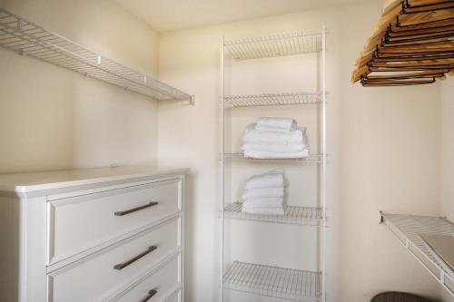 um closet com toalhas brancas nas prateleiras em Union City 2br w pool gym spa nr BART SFO-1386 em Union City