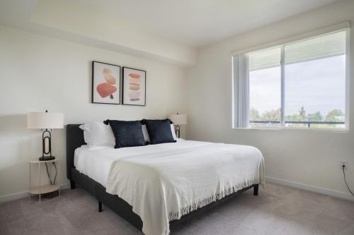 Ένα ή περισσότερα κρεβάτια σε δωμάτιο στο Union City 2br w pool gym spa nr BART SFO-1386