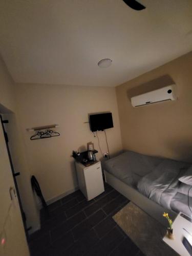 Dormitorio pequeño con cama y lámpara en Traveler Rooms en Medina