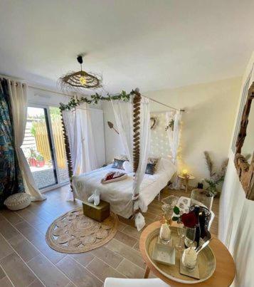 a living room with a bed and a table at LOVER'S ROOM TROPIC in Verton
