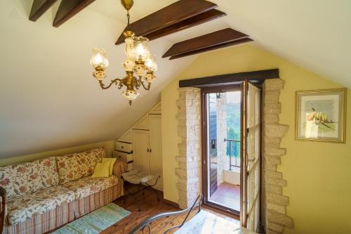 sala de estar con sofá y lámpara de araña en Villa Toscana with jacuzzy en Varaždin