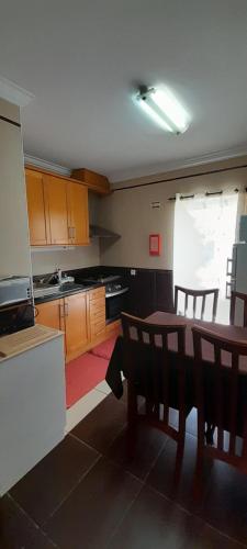 une cuisine avec une table et une salle à manger dans l'établissement Guesthouse, Ap Veríssimo, à Nazaré
