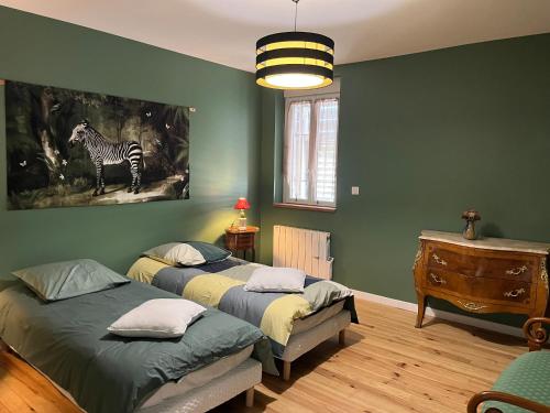 2 camas en una habitación con una foto de cebra en la pared en Lbkn, en Toulouse